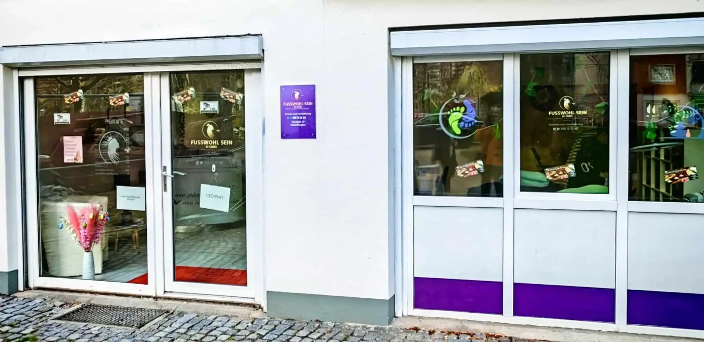 Eingang des Kosmetikstudios FUSSWOHL SEIN bei Carmen mit lila Schild an der Rückseite der Gamigstraße 20 in Dresden Prohlis